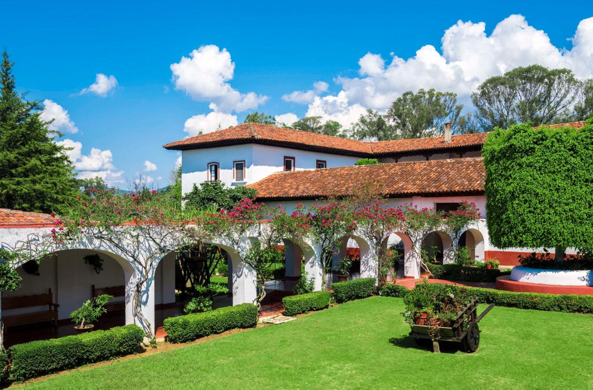 Best Western Plus Posada De Don Vasco Pátzcuaro Exteriér fotografie The Hacienda Santa Barbara