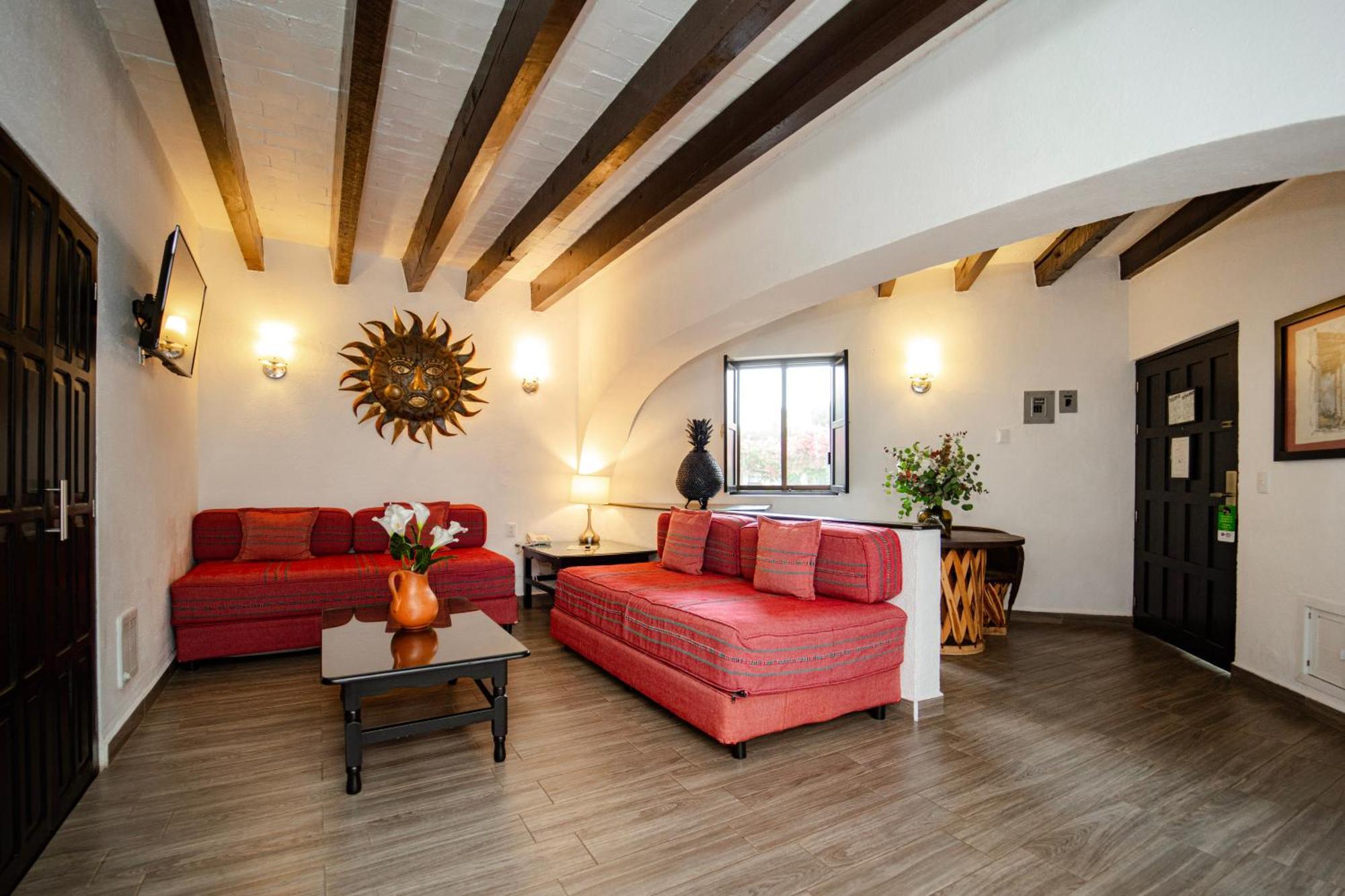 Best Western Plus Posada De Don Vasco Pátzcuaro Exteriér fotografie The living room of a typical apartment