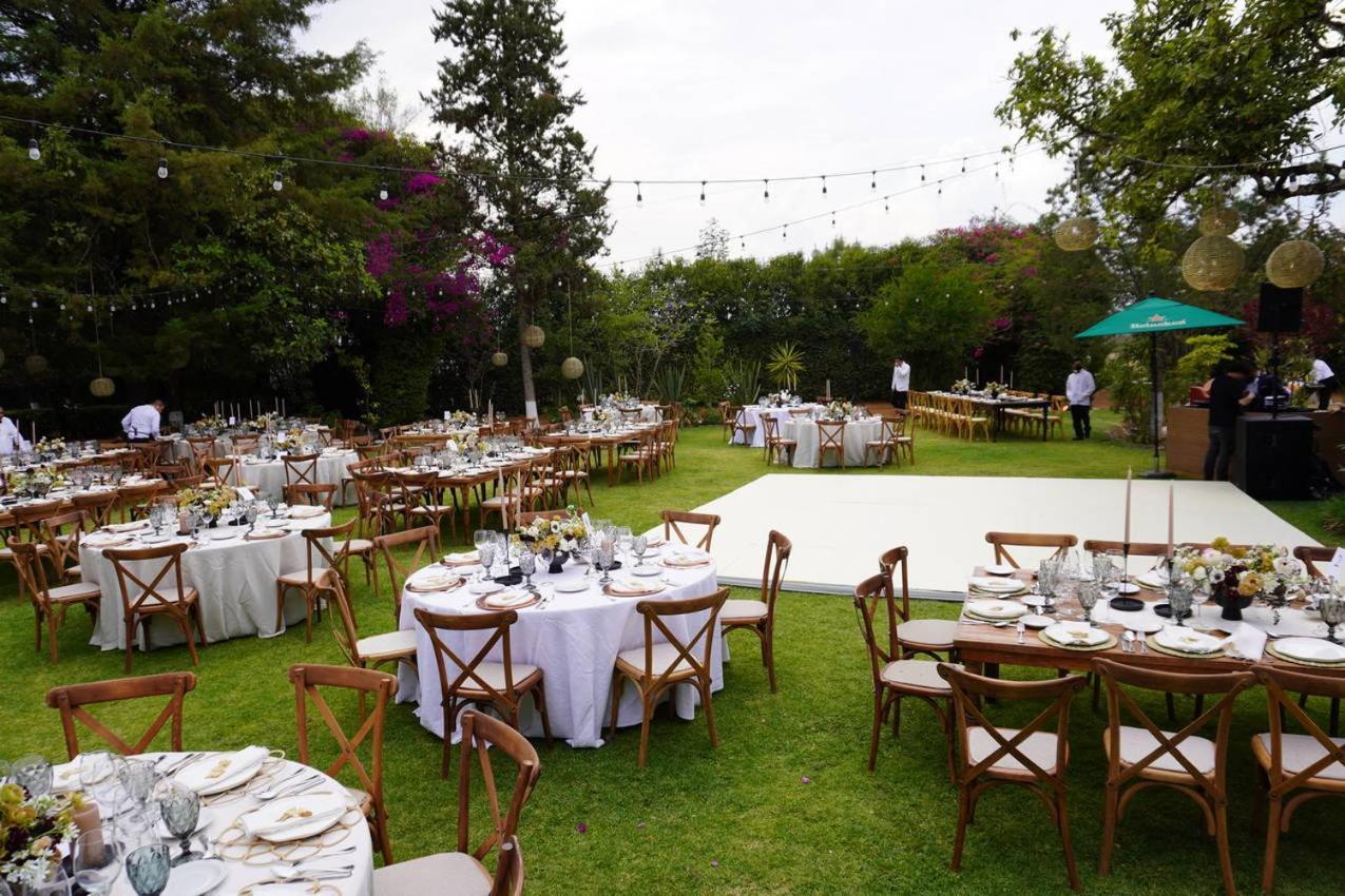 Best Western Plus Posada De Don Vasco Pátzcuaro Exteriér fotografie A wedding reception at the garden of the Quinta de Olivella