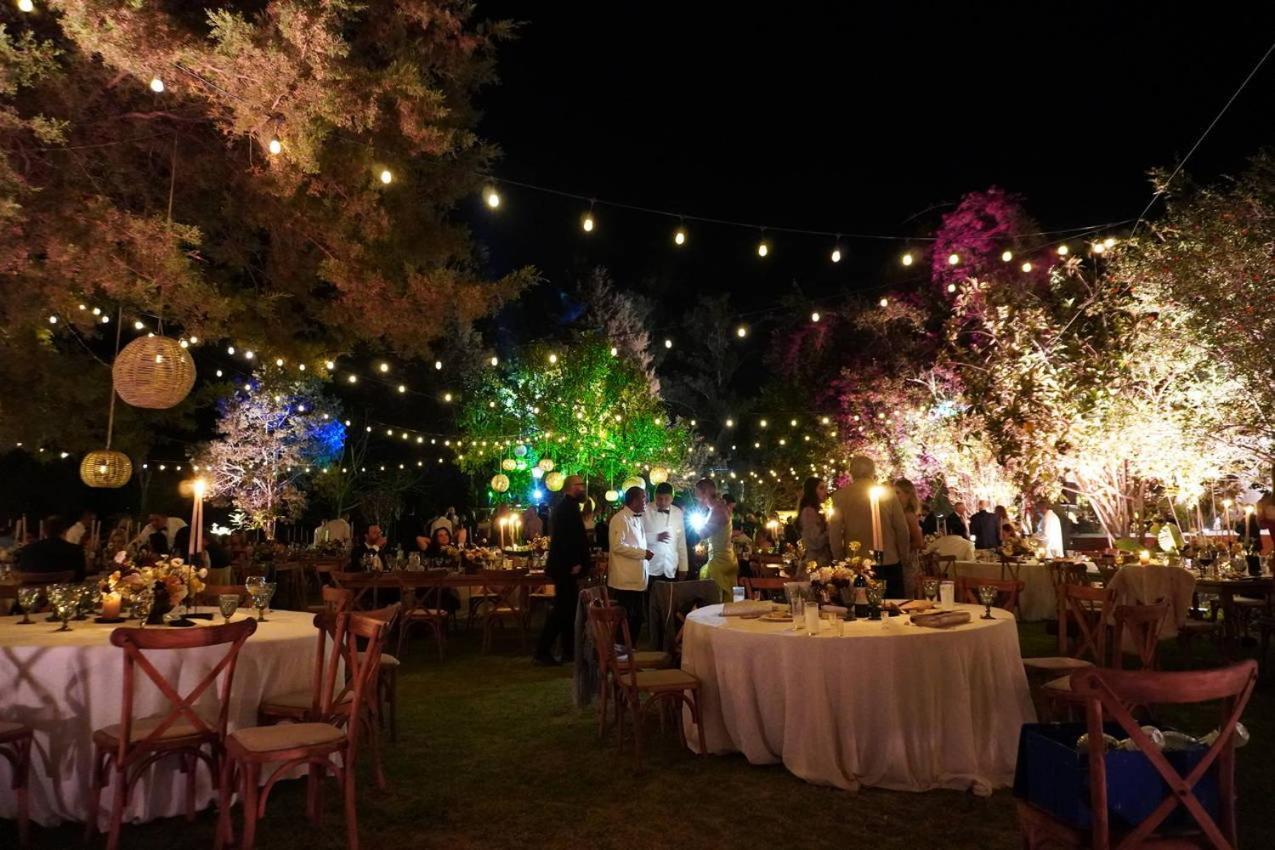 Best Western Plus Posada De Don Vasco Pátzcuaro Exteriér fotografie A wedding reception at the garden of the hotel